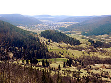 Das in ihrem Oberlauf „Killertal“ genannte Tal der Starzel (Blick talaufwärts). Von vorne die Dörfer Killer, Starzeln und Hausen im Killertal, alles Stadtteile von Burladingen.