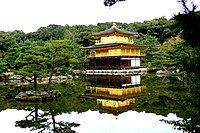 De Kinkaku-jitempel in een vijver in een Japanse tuin