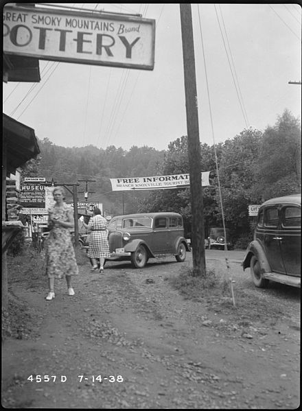 File:Knoxville Tourist Bureau on Tennessee Highway 71 - NARA - 280472.jpg