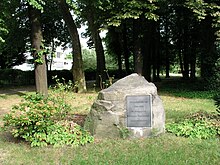 Gedenkstein auf dem Platz der ehemaligen Synagoge