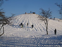 Kroksbäcksparken in de winter, een bult om op te sleeën.