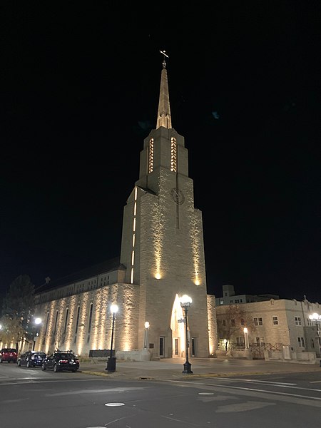 File:La Crosse Cathedral at night.jpg