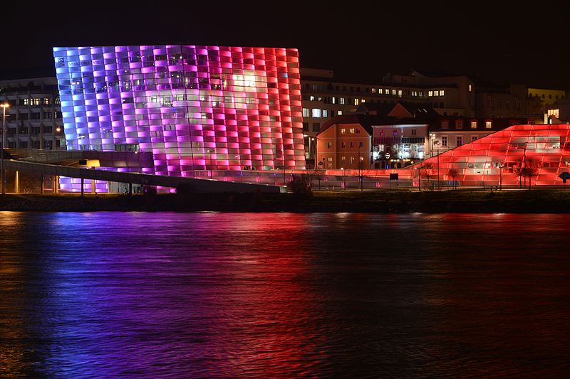 File:Linz Ars electronica center rotblau DL.jpg