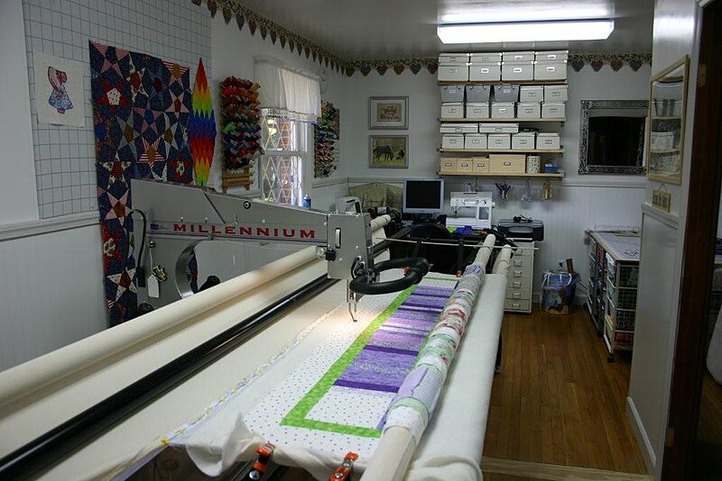 File:Longarm Quilting Machine with Quilt on frame.jpg