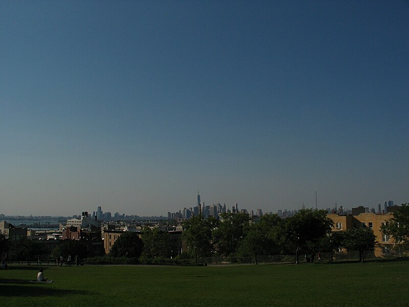 File:Looking on Manhattan from Sunset Park in Brooklyn.jpg