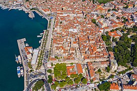 Luftbild vom Diokletianpalast in Split, Kroatien (48608754492).jpg