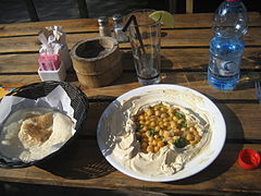 Piring Hummus dadi pide ing sacedhake Jaffa ing Tel Aviv