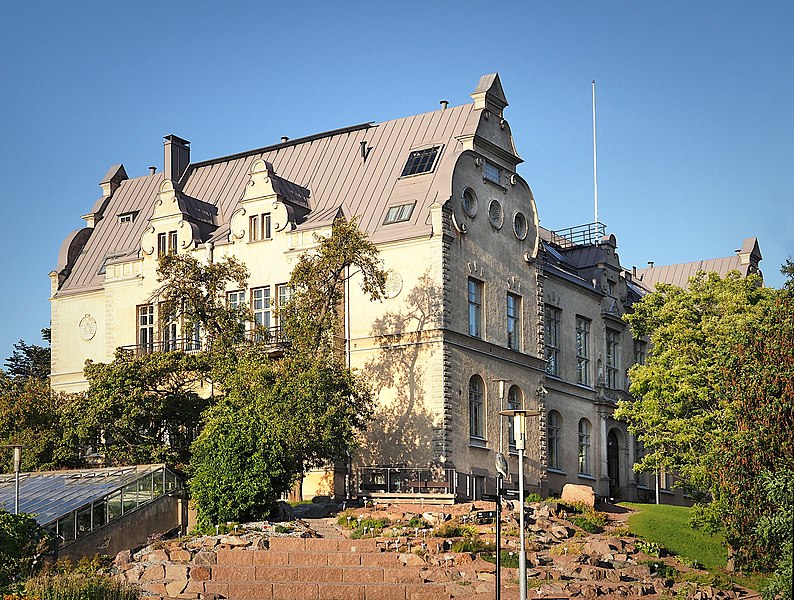 File:Luomus Botanical Museum.jpg