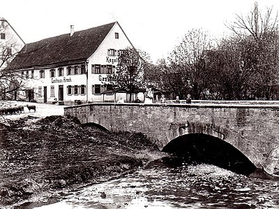 Lustnau bei Tübingen, Gasthaus zum Hirsch mit der alten Adlerbrücke um 1905 (Vereinsarchiv des Lustnauer Geschichtsvereins).jpg