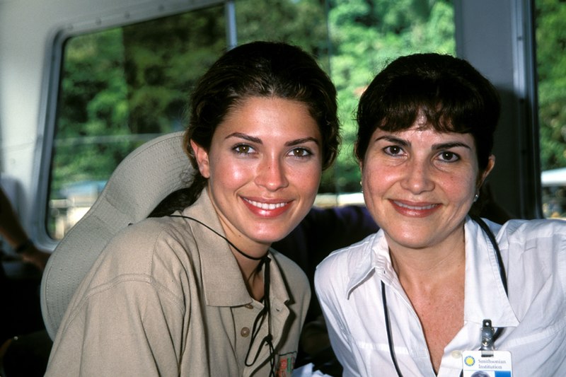 File:Mónica Alvarado and Justine Pasek.jpg