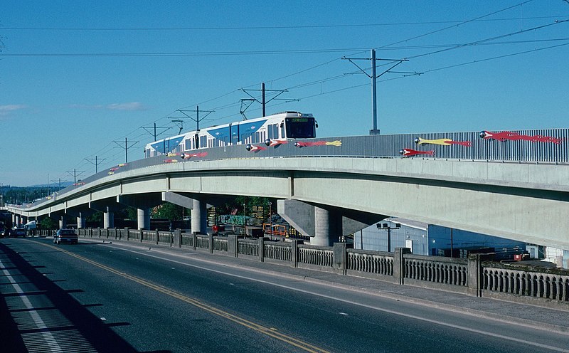 File:MAX Yellow Line viaduct north of Argyle St with southbound train (2004).jpg