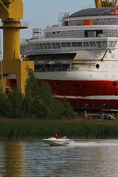 File:MS Viking Grace, Pernon telakka, Hahdenniemen venesatama, Raisio, 11.8.2012 (6).JPG