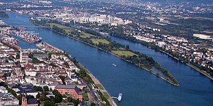 Rhein mit Mombacher Arm (links) und Kasteler Arm (rechts) bei Mainz