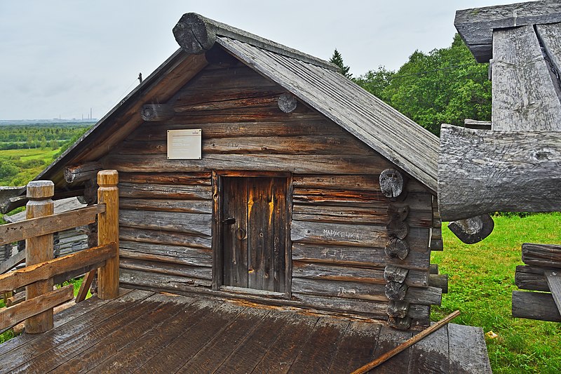 File:MalyeKorely Barn YolkinoVillage 008 9795.jpg