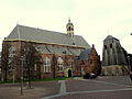 Martiniekerk in Sneek met rechts het klokhuis.