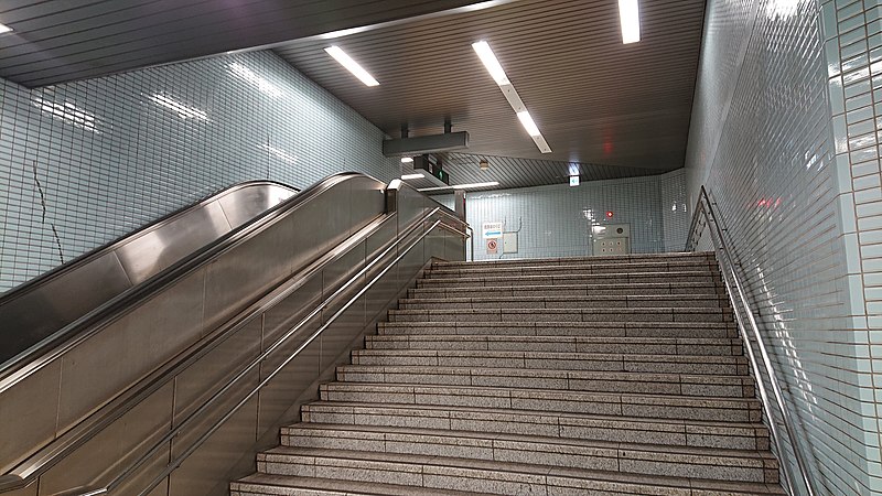 File:Marunouchi Station 20190511-05.jpg