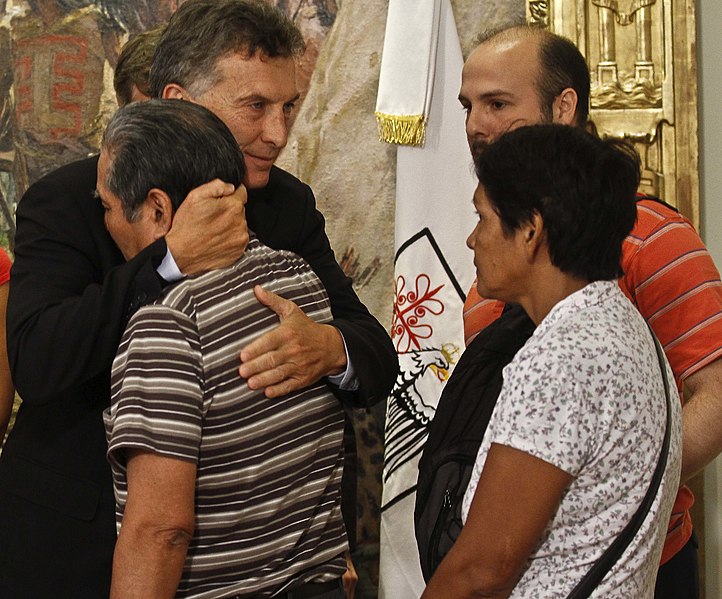 File:Mauricio Macri recibió a familiares de las víctimas de la tragedia de Once (8528174937).jpg