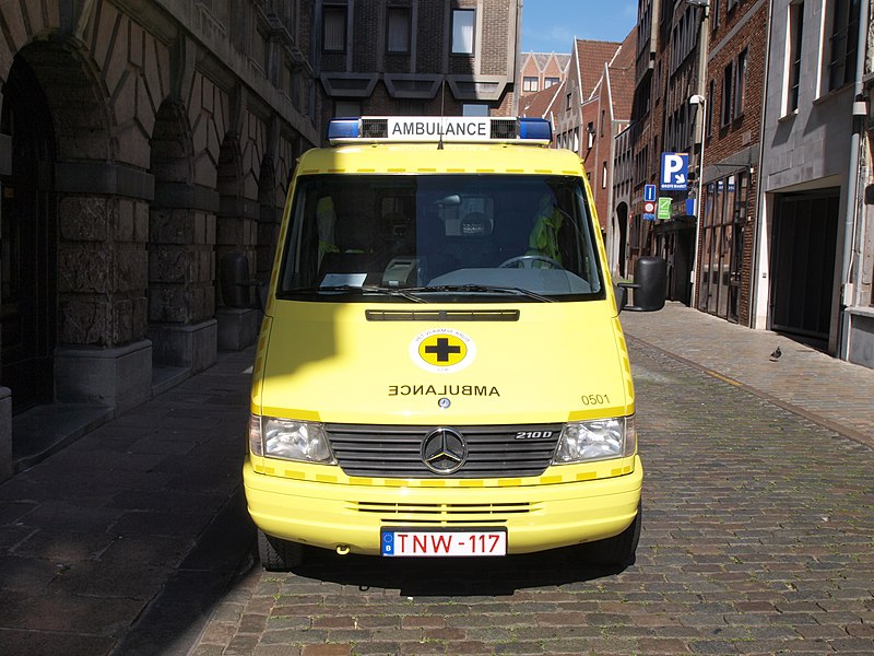 File:Mercedes 210D ambulance p1.JPG