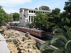 Basilikan raunioita Ateenan metrolinjan varrella, taustalla uudelleenrakennettu Attaloksen stoa.