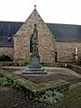 Le monument aux morts avec la façade nord de l'église en arrière-plan.