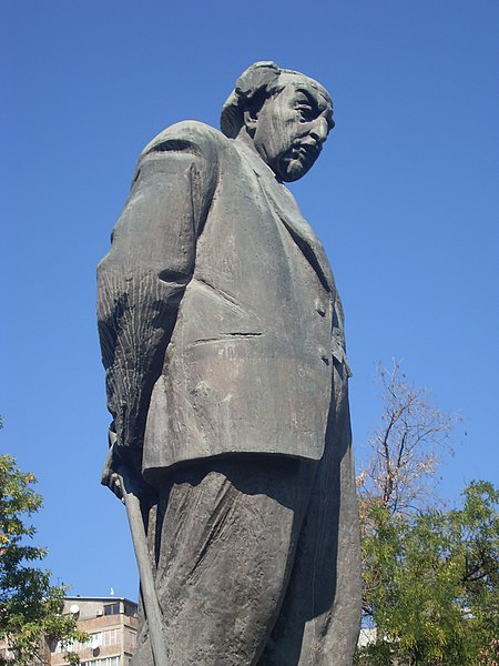 File:Monument of Avetik Isahakyan 10.jpg