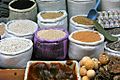 שקים בשוק במרוקו, מכילים דגנים וקטניות