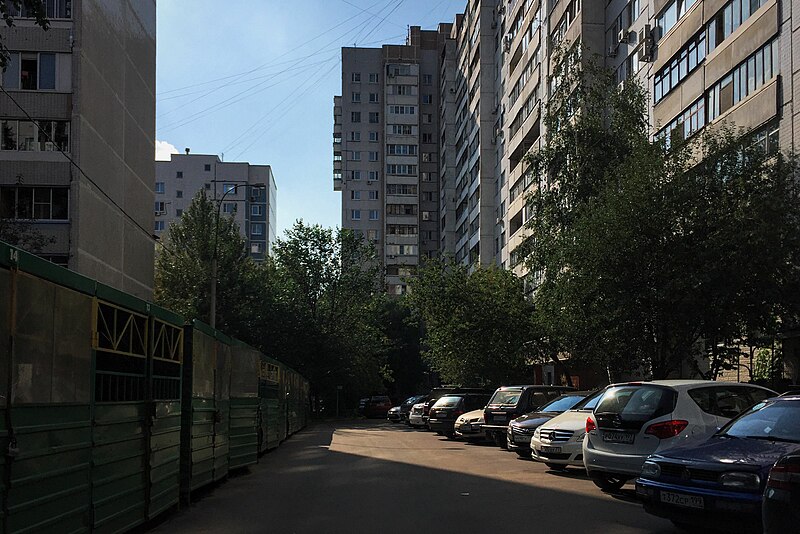 File:Moscow, Proezd Dezhnyova 29 inside block (31604007796).jpg