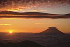 Awan lentikular di atas Gunung Fuji dilihat dari Gunung Ogochi