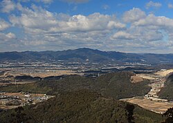 南側の石巻山から望む本宮山（2015年1月31日）