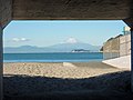 国道をくぐる地下通路から望む富士山と江の島。「トンネル富士」とも呼ばれる