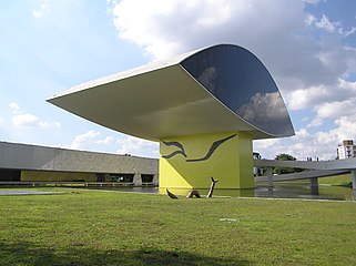 Oscar Niemeyer, Oscar Niemeyer -museo Brasiliassa, 2002.