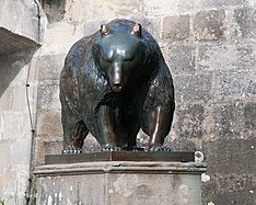 Deutsch: Bärenskulptur vor dem Bärenschlössle im Naturschutzgebiet Rotwildpark, Stuttgart. English: Bear sculpture in front of the "Bärenschlössle" in the natural reserve "Rotwildpark", Stuttgart, Germany.