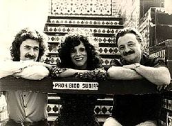 With poet Mario Benedetti and musician Alberto Favero, 1973 Nacha Guevara y Alberto Favero.jpg