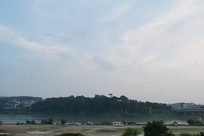 File:Namhan River in front of Yeoju Library.jpg