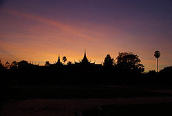 Phnom Penh: Nasjonalmuseet i solnedgangens lys