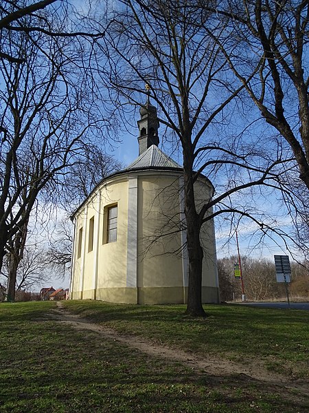 File:Neratovice, kostel svatého Vojtěcha, z východní strany.jpg