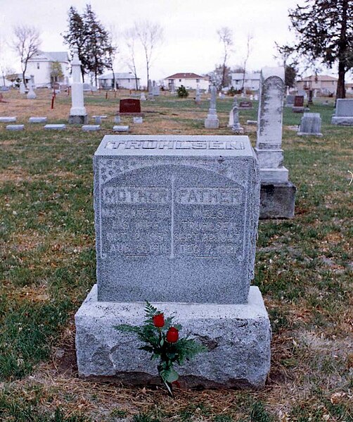 File:Niels Truedsson Truhlsen family grave 1988 Blair NE.jpg