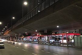 Night view of Longhai Expressway (near Qinling Road,with a station of Zhengzhou BRT under the elevated road.)