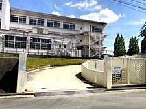 陽明小学校北門 歩行者用階段と自動車用スロープがある。奥の建物は北校舎。