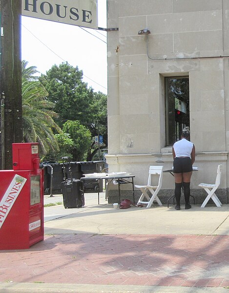 File:Oak & Carrollton outside Rue de la Course Coffeehouse, New Orleans, 5 August 2021 02.jpg