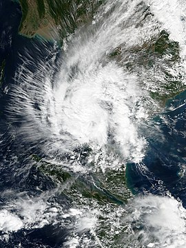 พายุโซนร้อนปาบึกขณะมีกำลังสูงสุดและกำลังพัดขึ้นฝั่งทางภาคใต้ของประเทศไทยในวันที่ 4 มกราคม