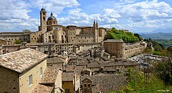 Palazzo Ducale-di Urbino panoramica.jpg