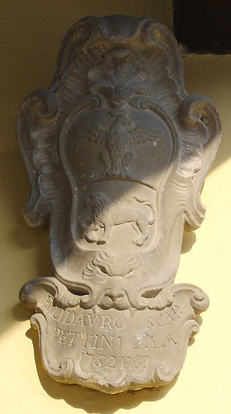 File:Palazzo pretorio di fiesole, stemma pettini 1762-63.JPG