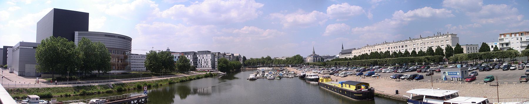 Panorama de Nantes vue de l'Erdre, avec le Centre des Congrès de Nantes (à gauche), la Gare de Nantes (à l'arrière plan à droite), Canal Saint-Félix (à l'arrière plan au centre).