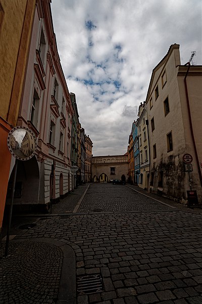 File:Pardubice - Pernštýnská - View NNW through Zámecká towards Příhradek Gate - Renaissance architecture.jpg