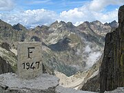 Borne frontière et vue côté italien.