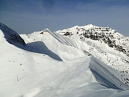 Il passo della Manina in versione invernale visto dalla cresta del monte Sasna. Sullo sfondo il monte Vigna Soliva