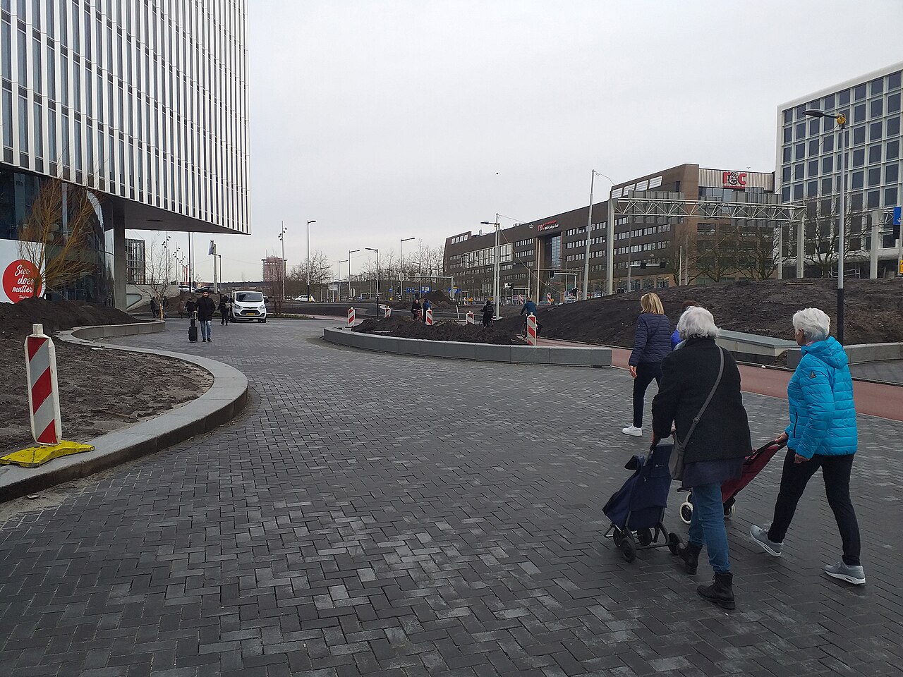 File People Walking To The Exposition Halls Of Rai Amsterdam Jpg Wikimedia Commons