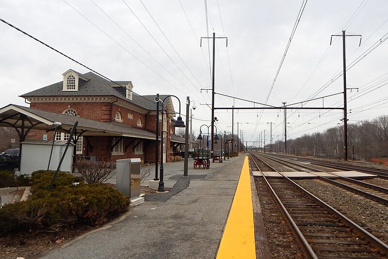 File:Perryville station facing north, March 2015.jpg