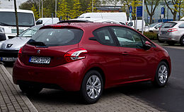 Peugeot 208 95 VTi Active - Heckansicht, 2012. május 5., Düsseldorf.jpg